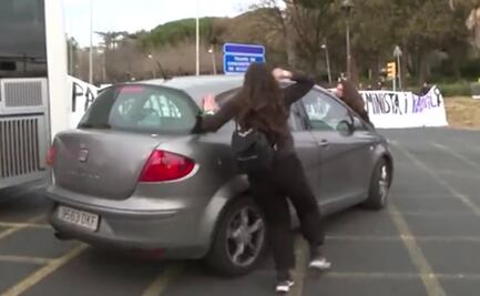 Automovilista acelera y atropella a dos manifestantes durante marcha por el 8M