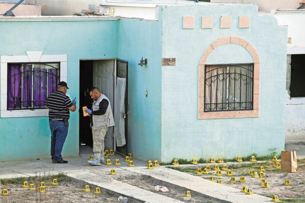 En la colonia Riberas del Bravo, en Ciudad Juárez, peritos en criminalística de campo fijaron la escena del crimen y embalaron 70 casquillos de calibres .223 y 9 milímetros, además de residuos de cristal y aditamentos para su consumo. Foto: REUTERS