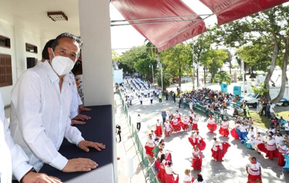 Más de mil personas participan en desfile conmemorativo de la Revolución Mexicana en Chetumal