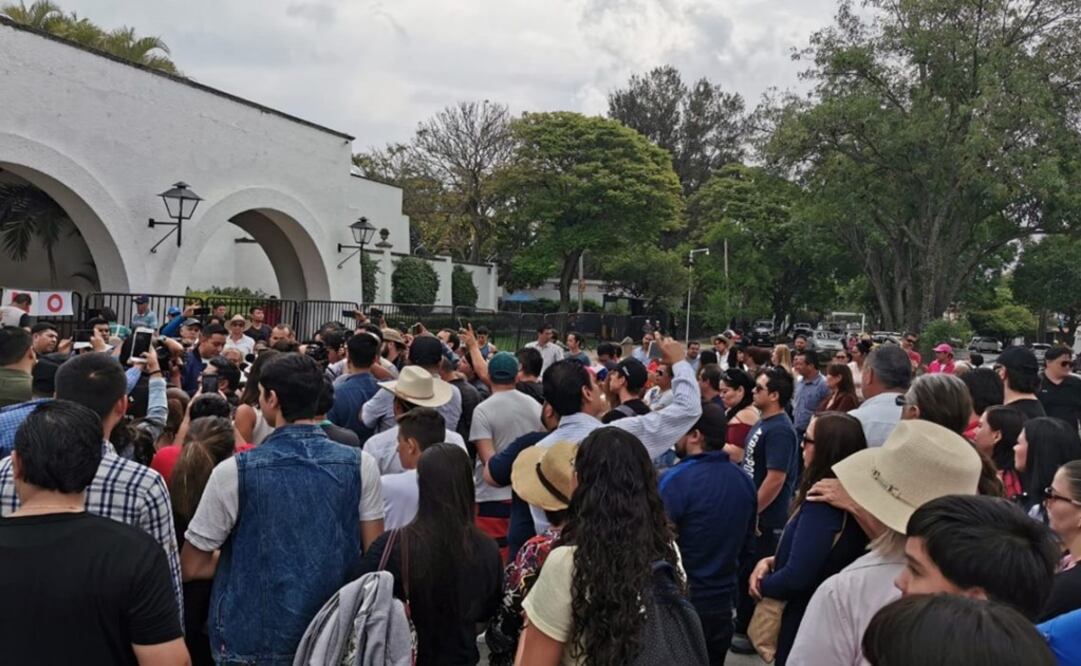 Unas 150 personas, acompañadas por políticos de Morena, protestaron a las afueras de Casa Jalisco e intentaron entregar un pliego petitorio al gobernador. Foto: Quadratín