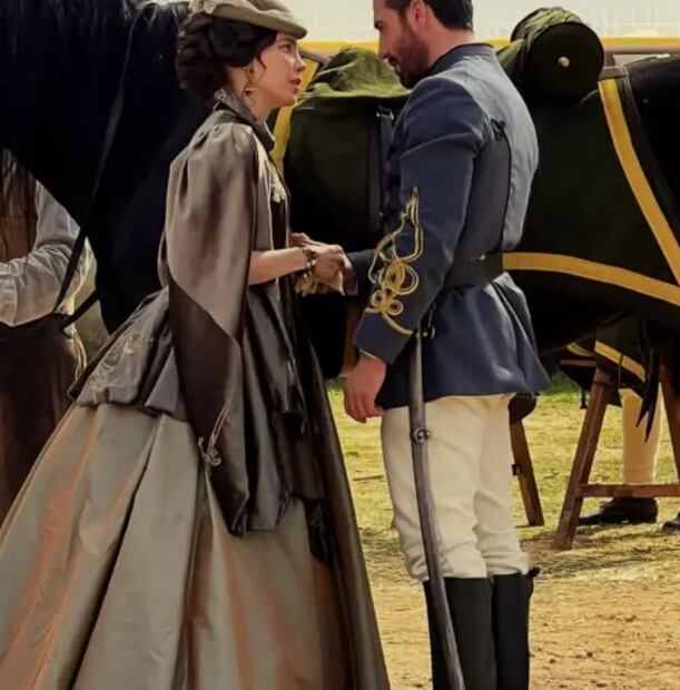 Así luce Belinda y Miguel Ángel Silvestre en la serie "Carlota". Foto: Redes sociales.