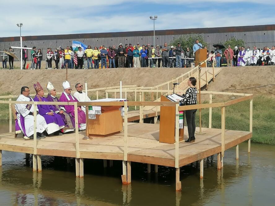 El obispo de El Paso, Mark Joseph, expresó que el estar a la mitad del Río representa el pasar de los migrantes para cruzar la frontera. Foto: Paola Gamboa