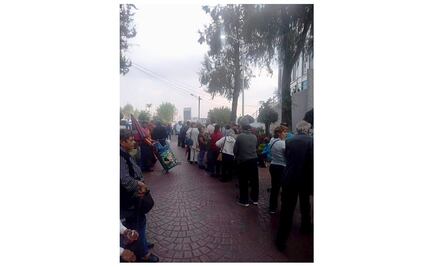 Adultos mayores hacen fila más de 8 horas por apoyo y les piden volver otro día