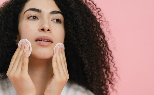 ¿Cuál es la diferencia entre desmaquillante y agua micelar?; estos son sus usos