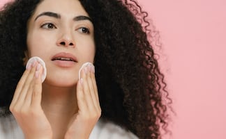 ¿Cuál es la diferencia entre desmaquillante y agua micelar?; estos son sus usos