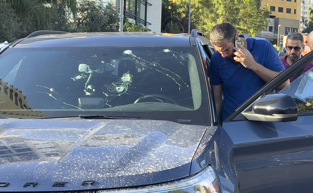 Agentes de policía inspeccionan un automóvil en cuyo interior explotó un buscapersonas portátil, Beirut, Líbano. Foto: AP