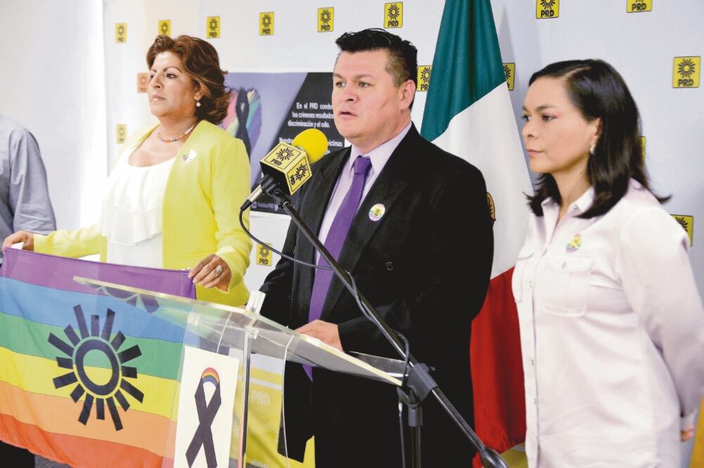 El secretario de Diversidad Sexual del PRD, José Antonio Medina (al centro), expresó su rechazo a toda propuesta que criminalice a las personas o grupos sociales por su condición de salud (ARCHIVO EL UNIVERSAL)