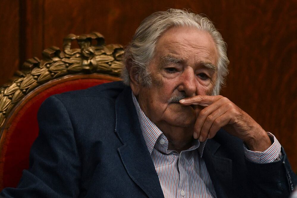 El expresidente uruguayo José Mujica durante una ceremonia en la que fue homenajeado por su contribución al proceso de paz colombiano en Montevideo el 16 de febrero de 2023. FOTO: PABLO PORCIUNCULA. AFP