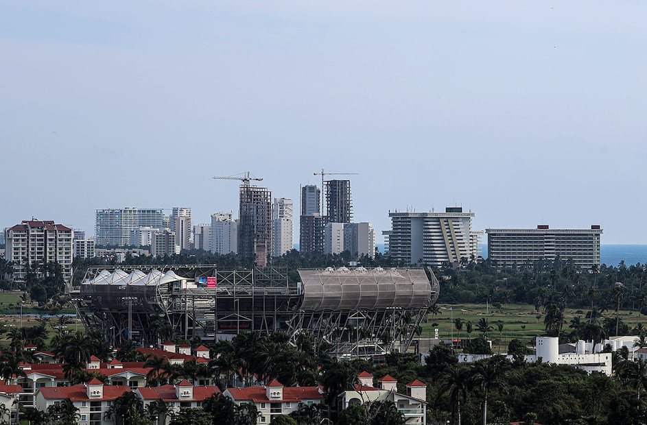 En el primer plano, la Arena GNP Seguros, perteneciente al complejo Mundo Imperial, ha sido clave durante la reactivación económica de Acapulco Diamante. 