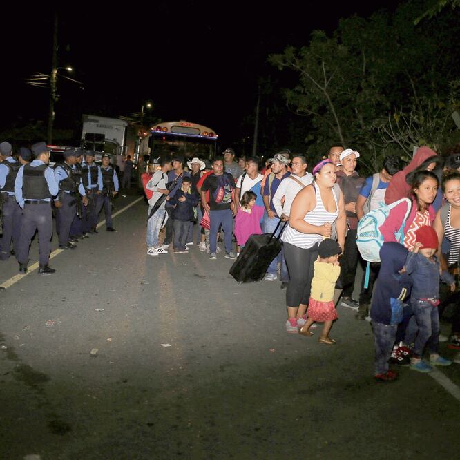 Migrantes hondureños, entre ellos niños, pasaron por un retén en la frontera entre Honduras y Guatemala, en su camino hacia EU. GUSTAVO AMADOR. EFE
