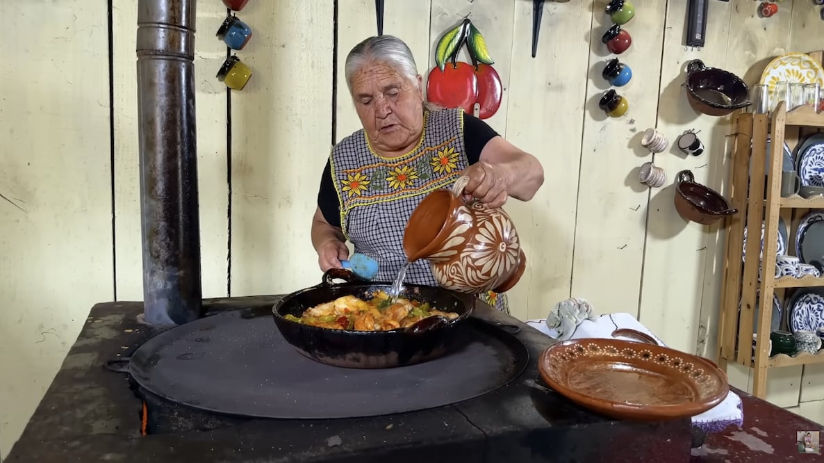 Puedes agregar o sustituir ingredientes al momento de preparar el pollo al albañil. Foto: Captura de pantalla / YouTube "De mi Rancho a Tu Cocina"