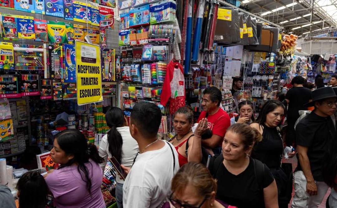 Compras escolares desbordan la calle Mesones; familias enfrentan listas más largas y precios más altos.
Foto: Hugo Salvador / EL UNIVERSAL