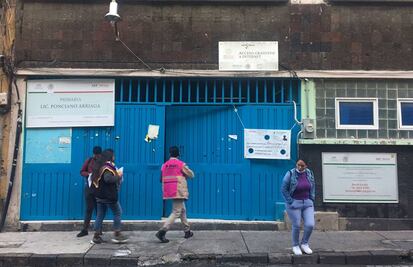 Mesa receptora donde AMLO podría votar abre con 40 minutos de retraso