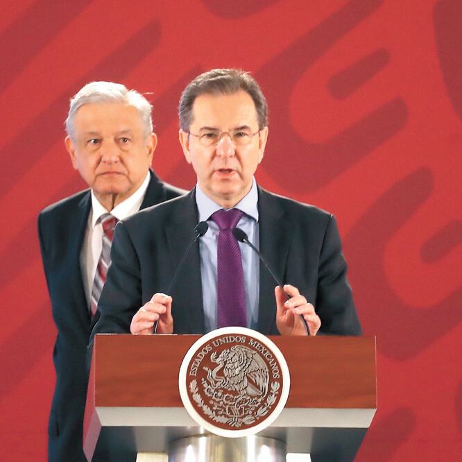 El secretario de Educación Pública, Esteban Moctezuma, acompañó a Andrés Manuel López Obrador para lanzar la campaña informativa. GERMÁN ESPINOSA. EL UNIVERSAL