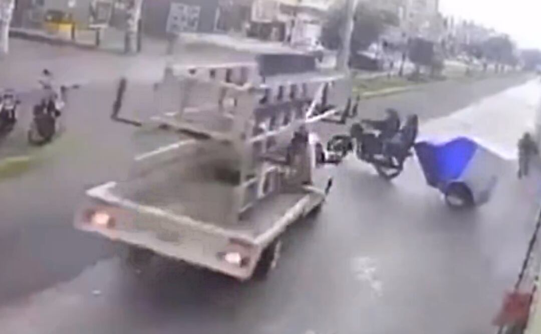 Momento exacto en que una camioneta impacta el mototaxi. Foto: Captura de pantalla