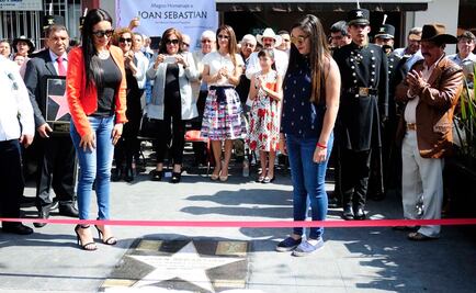 Develan placa en memoria de Joan Sebastian