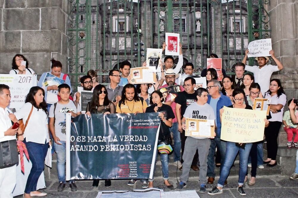 Periodistas poblanos protestaron ayer afuera de la Catedral por los homicidios contra los periodistas en el país (OMAR CONTRERAS. EL UNIVERSAL)