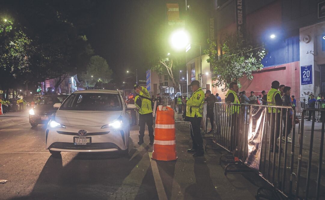 En las inmediaciones del Estadio Azul se desplegaron 100 policías preventivos, 100 de Tránsito y cerca de 20 patrullas en los alrededores. Foto: de GABRIEL PANO. EL UNIVERSAL