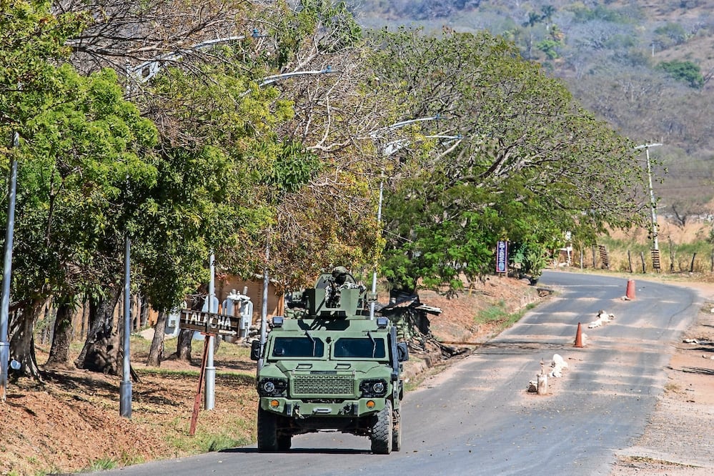 Soldados del Ejército Mexicano a bordo de un vehículo blindado Ocelotl patrullan una carretera tras una ola de violencia en la ciudad de Aguililla, en Tierra Caliente, el 24 de febrero pasado. Foto: AFP