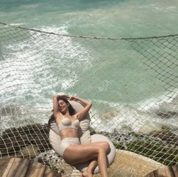 Camila Sodi se relaja en bikini