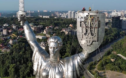 Ucrania retira martillo y hoz soviéticos en Kiev para colocar el escudo del país