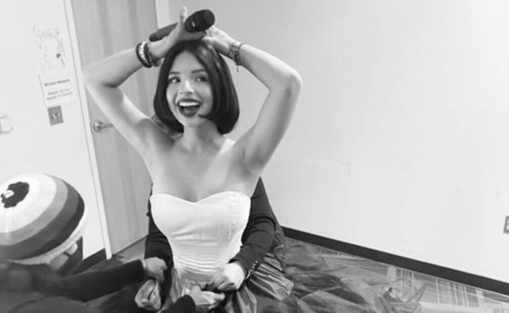 Ángela Aguilar recibe "regaño" de su papá por el escote de su vestido 