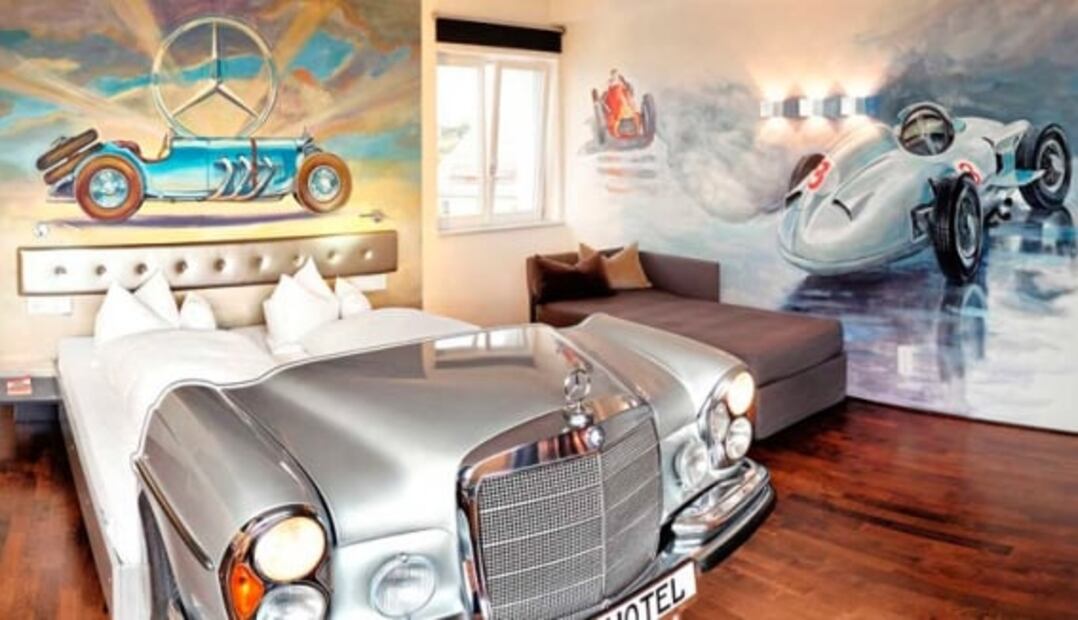 Hotel con camas en forma de coches para los fans del automovilismo