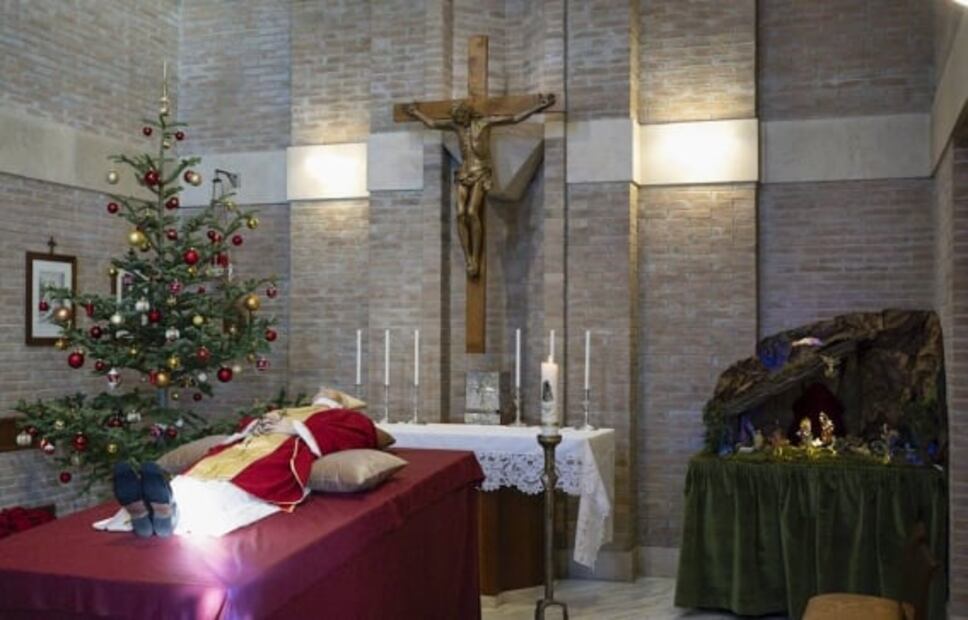 Con casulla pontificia y sin palio, así se ve el cuerpo Benedicto XVI en primeras fotos difundidas por el Vaticano