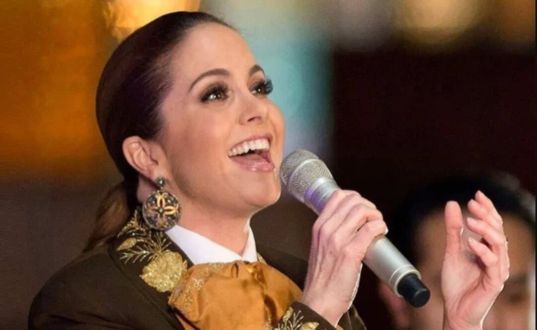 Lucero cantando. Fuente: Instagram @lucerofansmx