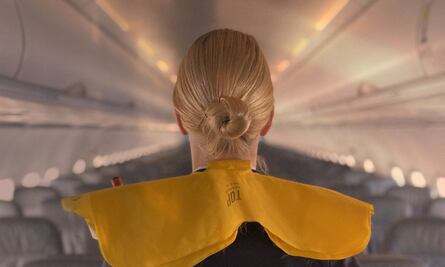 VIDEO: Azafata alerta en TikTok sobre el riesgo de tomar infusiones en aviones