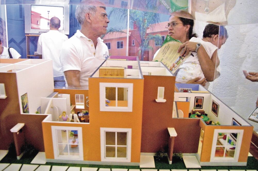 De acuerdo con la encuesta de Inmu ebles24 .com , los adultos mayores que adquieren casas gastan entre 20 mil y 50 mil pesos para adaptar su vivienda (ARCHIVO EL UNIVERSAL)