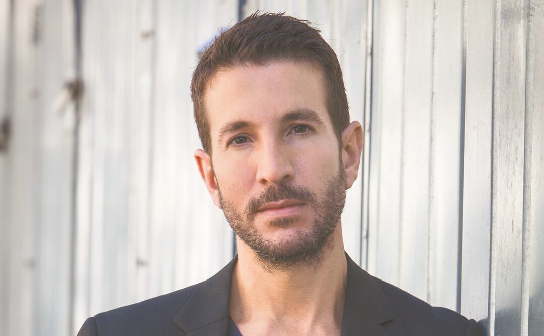 Alex Michaelides (Chipre, 1977) es escritor y psicoterapeuta; ha sido guionista de cintas como Un robo inesperado. Foto: CORTESÍA: Andrew Hayes-Watkins