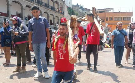 De rodillas y con enormes cruces, acuden 8 mil personas al Santuario de Chalma