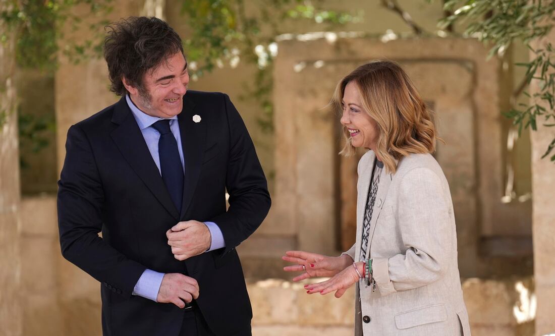 El presidente argentino Javier Milei, izquierda, es recibido por la primera ministra de Italia, Giorgia Meloni, en el segundo día de la 50ª cumbre del G7 en Borgo Egnazia. Foto: AP