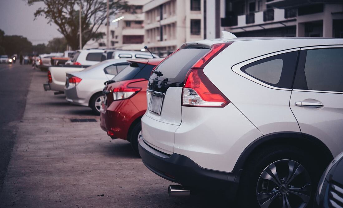 El Reglamento de Tránsito de la CDMX establece los lugares en los que está prohibido estacionarse. Foto: Freepik