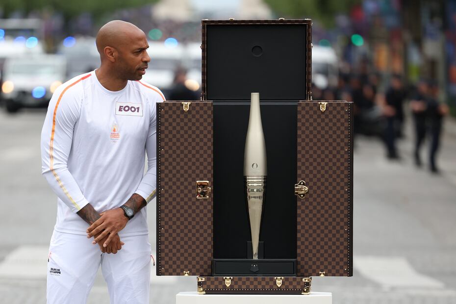 Thierry Henry durante el recorrido parisino de la antorcha olímpica - Foto: EFE