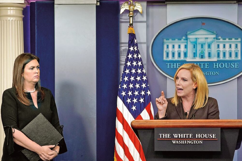La secretaria de Seguridad Nacional de EU, Kirstjen Nielsen (der.), explicó ayer el plan para desplegar a la Guardia Nacional en la frontera con México. (KEVIN LAMARQUE. REUTERS)