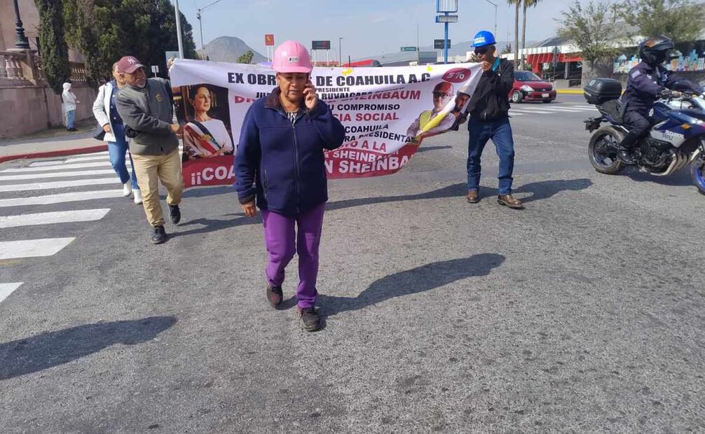 Exobreros de AHMSA protestan en Congreso de Coahuila; exigen respuesta a los adeudos laborales pendientes.
Foto: Especial.