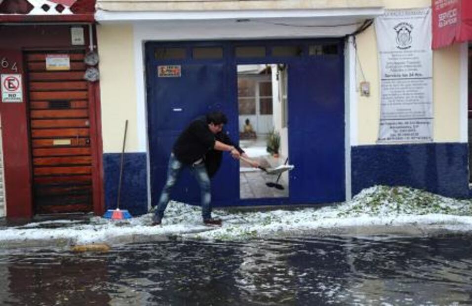Sufre el Valle de México por lluvias y granizo