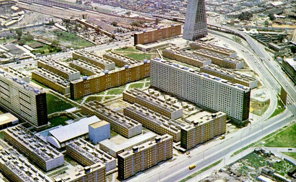 Esta toma aérea de la primera sección del Conjunto Nonoalco Tlatelolco permite ver que el diseño priorizó los objetivos de crear un espacio habitable y accesible para las masas. Colección Villasana.