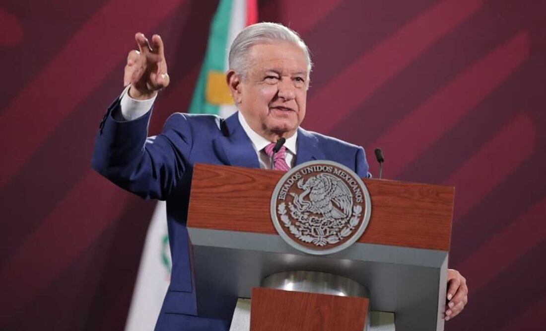 Ayer, algunas maestras informaron que se les impidió entrar al festejo con celulares, por lo que no pudieron tomarse "selfies" con López Obrador. Foto: Fernanda Rojas / EL UNIVERSAL