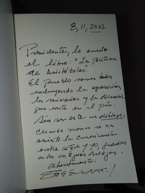 Santiago Creel le dedica libro de Aristóteles a AMLO, en respuesta a dichos en la mañanera