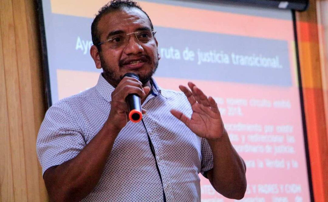 Vidulfo Rosales durante la conferencia de prensa en la Universidad Autónoma de Guerrero en donde abordó el tema de la Verdad Histórica sobre los 43 normalistas de Ayotzinapa. Foto: Cuartoscuro