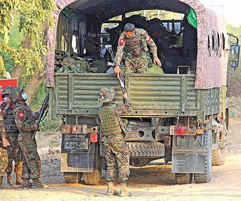 Militares birmanos, cerca de una residencia donde están miembros del Parlamento, en Naipyidó. AFP