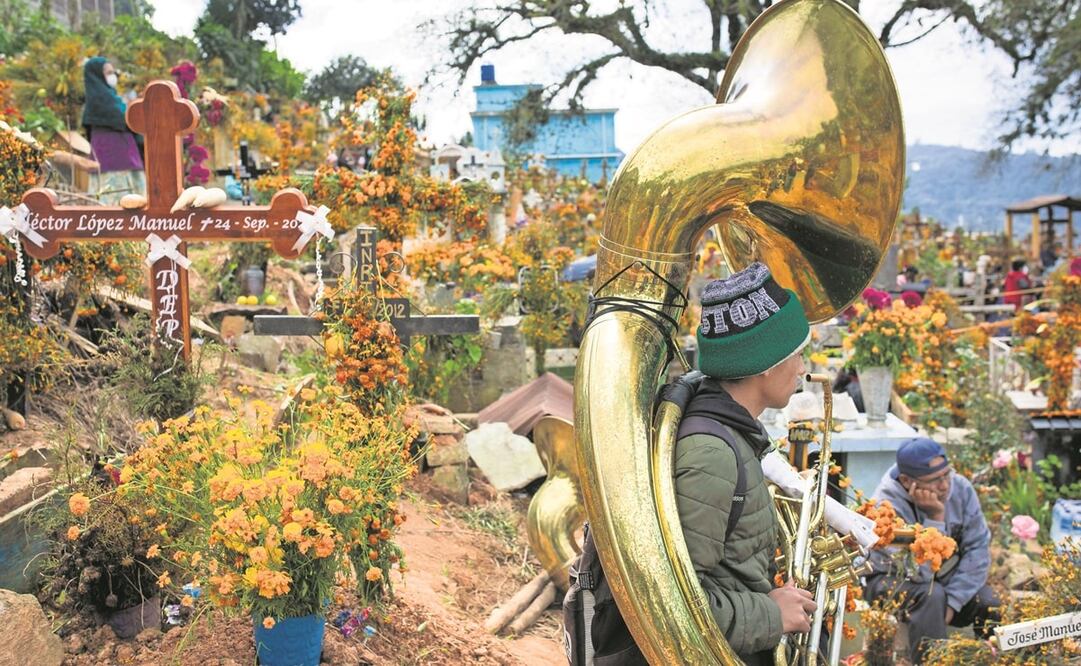 En el panteón de la localidad, alrededor del mediodía la banda de música les da la bienvenida a los dfuntos. Foto: Mario Arturo Martínez. El Universal