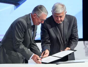 Grupo Salinas firma acuerdo con AMLO por los jóvenes de México