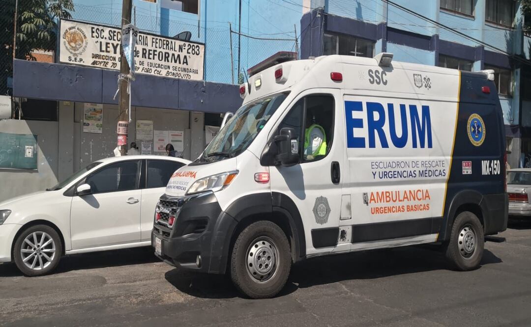 Discusión entre padres causa alarma en secundaria de GAM; policías aclaran que no hubo riña entre alumnos. Foto: Especial