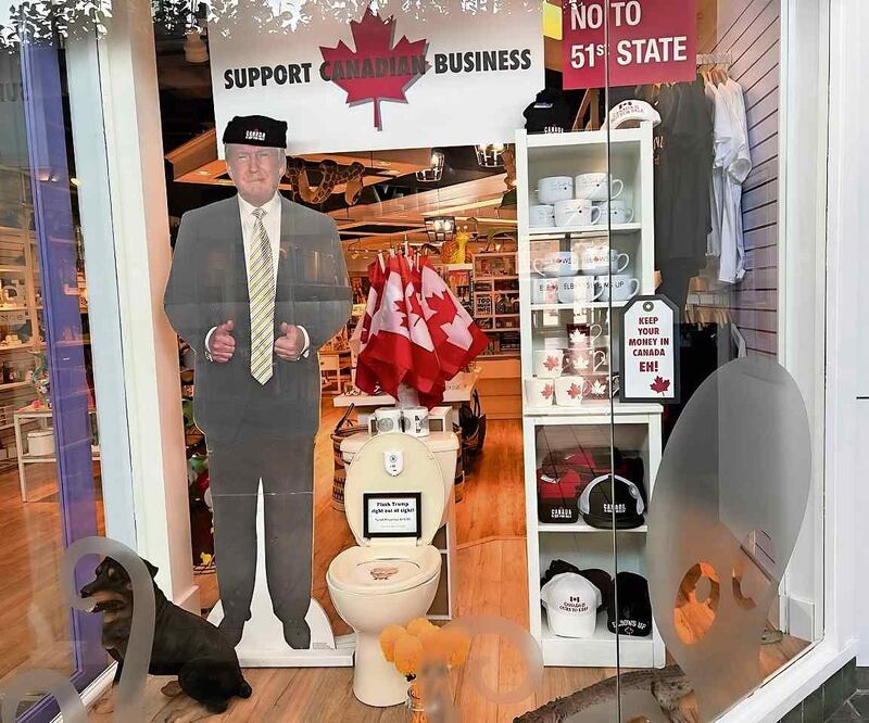 En Canadá se han colocado señaléticas para identificar qué productos son nacionales. En este local se invita a tirar la cara de Trump al inodoro y se suma a las campañas “Canadá no se vende” y “Nunca al estado 51”./ Cortesía @canadian_haruka
