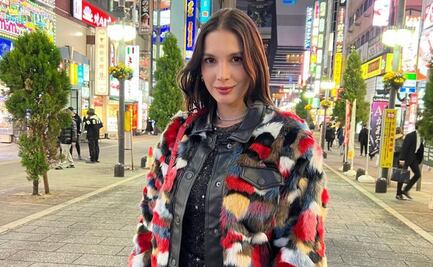 Arisita impacta en vestido negro animal print y botas plateadas