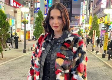 Arisita impacta en vestido negro animal print y botas plateadas